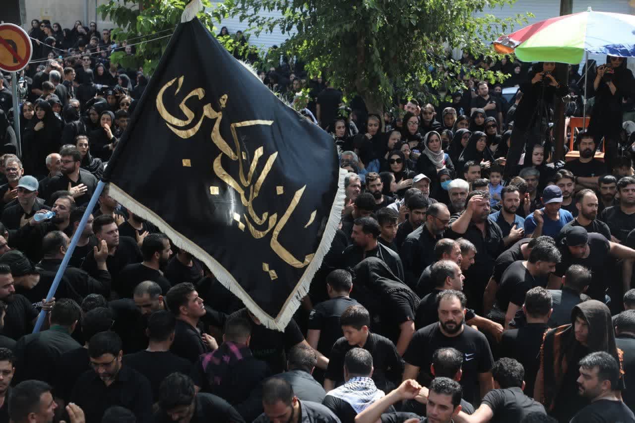 آیین نخلگردانی عزاداران شاهرودی در یازدهمین روز ماه محرم