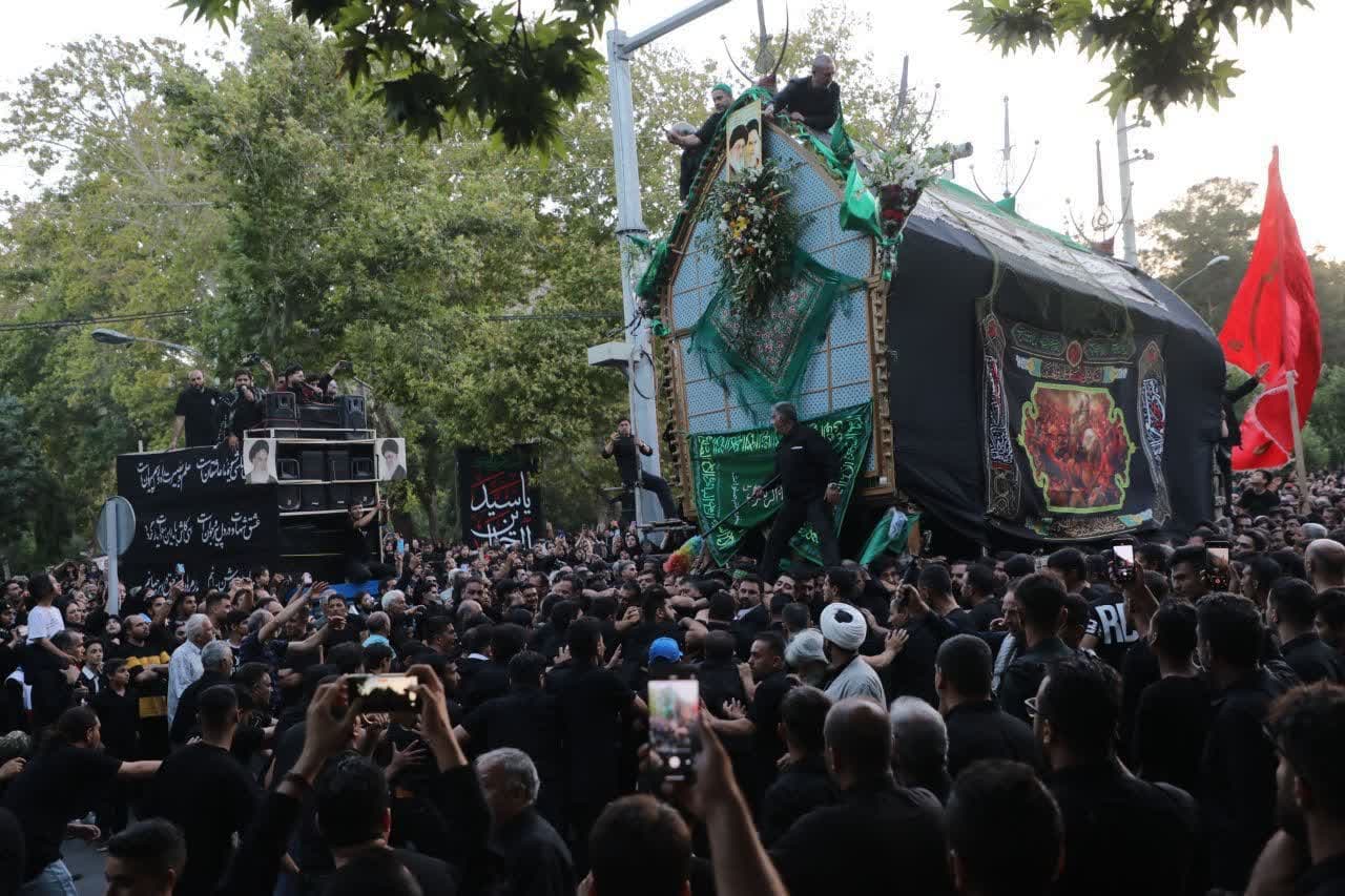 آیین نخلگردانی عزاداران شاهرودی در یازدهمین روز ماه محرم