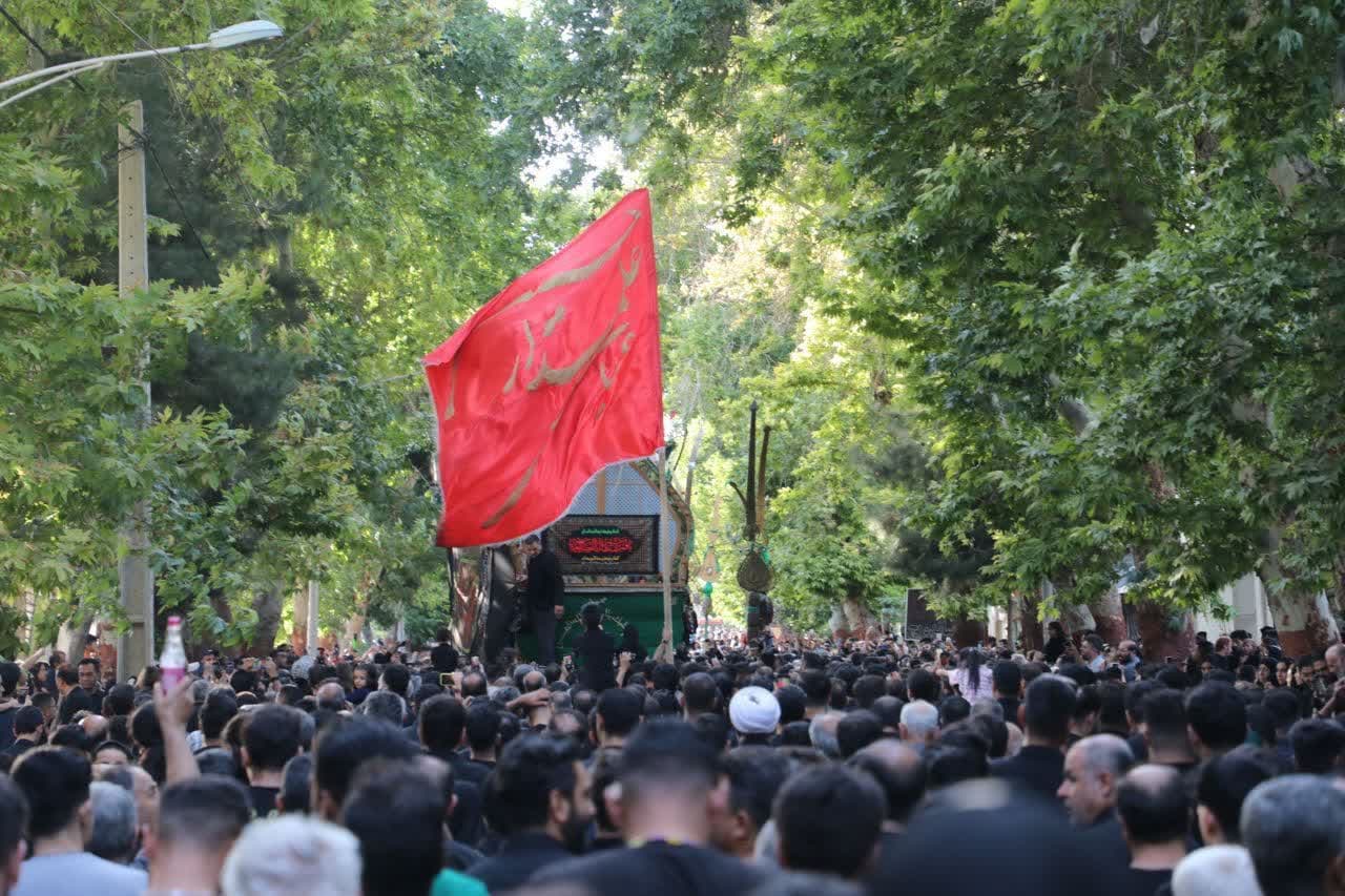 آیین نخلگردانی عزاداران شاهرودی در یازدهمین روز ماه محرم