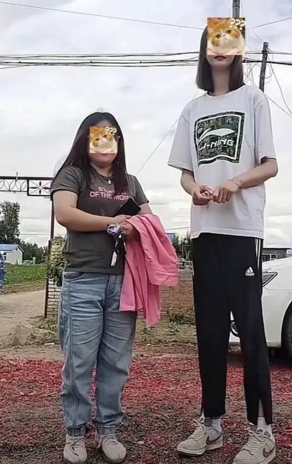 قدِ بلند ۲.۲۶ متری دختر زیبای چینی موجب تنهایی او شده است