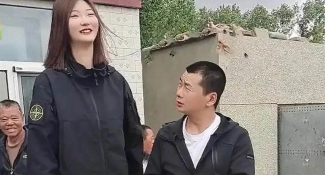 قدِ بلند ۲.۲۶ متری دختر زیبای چینی موجب تنهایی او شده است/ عکس