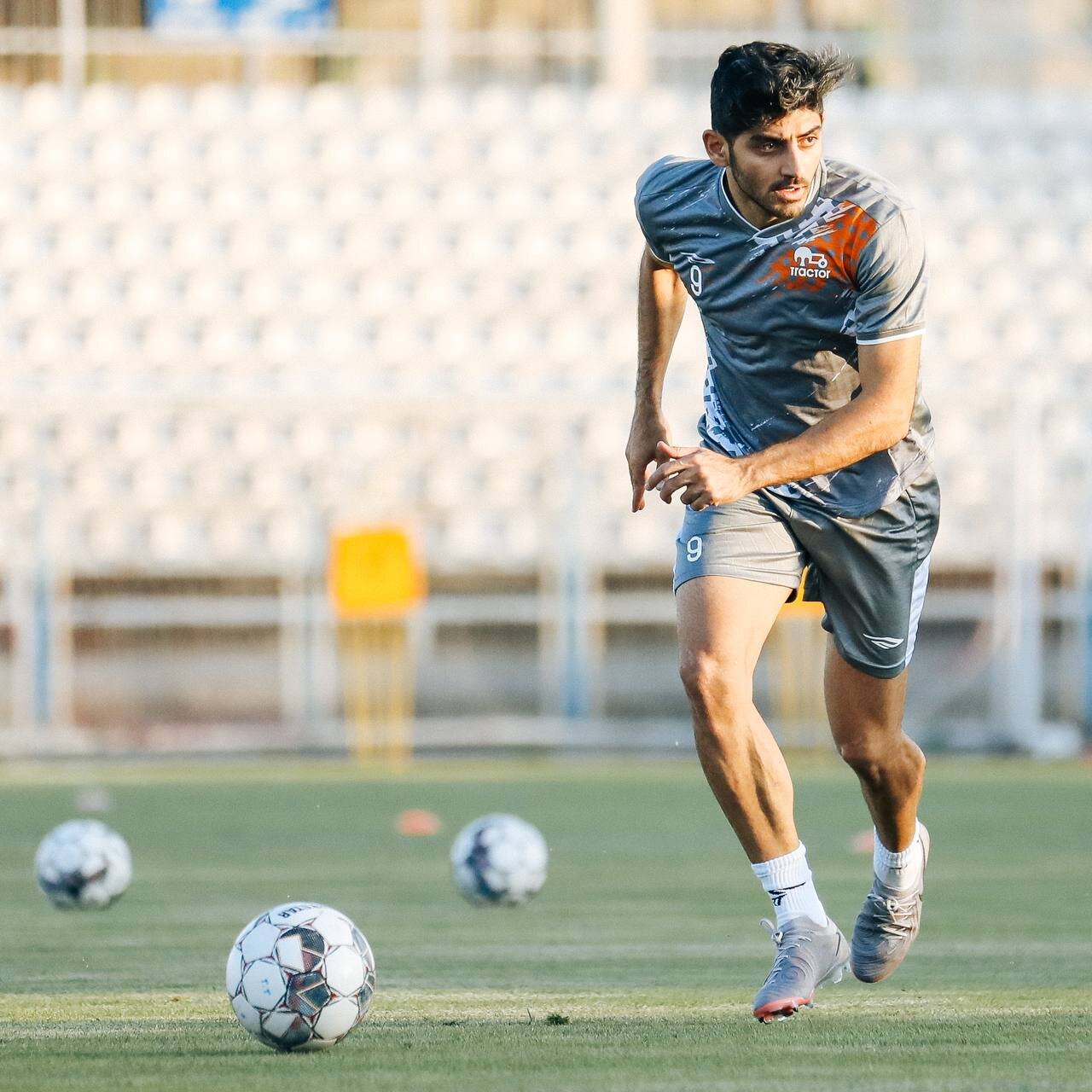 عکس| ترابی در تراکتور هم 9 میپوشد