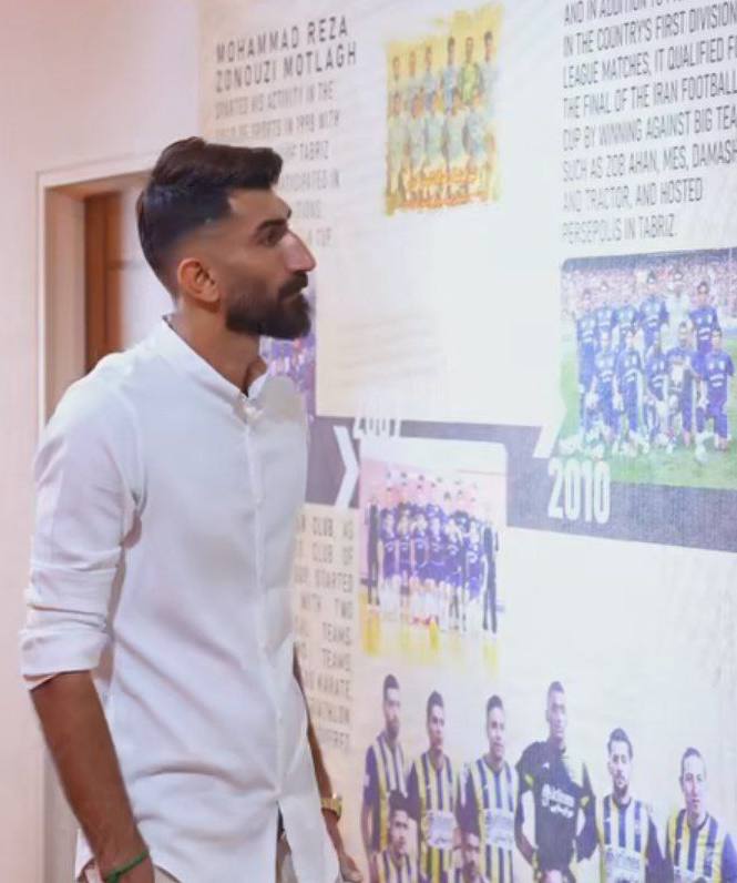 عکس| بیرانوند در حال تماشای دیوار افتخارات تراکتور