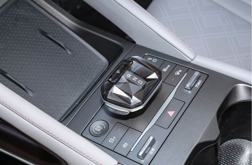 با پول پژو ۲۰۷، سوار این شاسیبلند پرآپشن و برقی چینی شوید /عکس