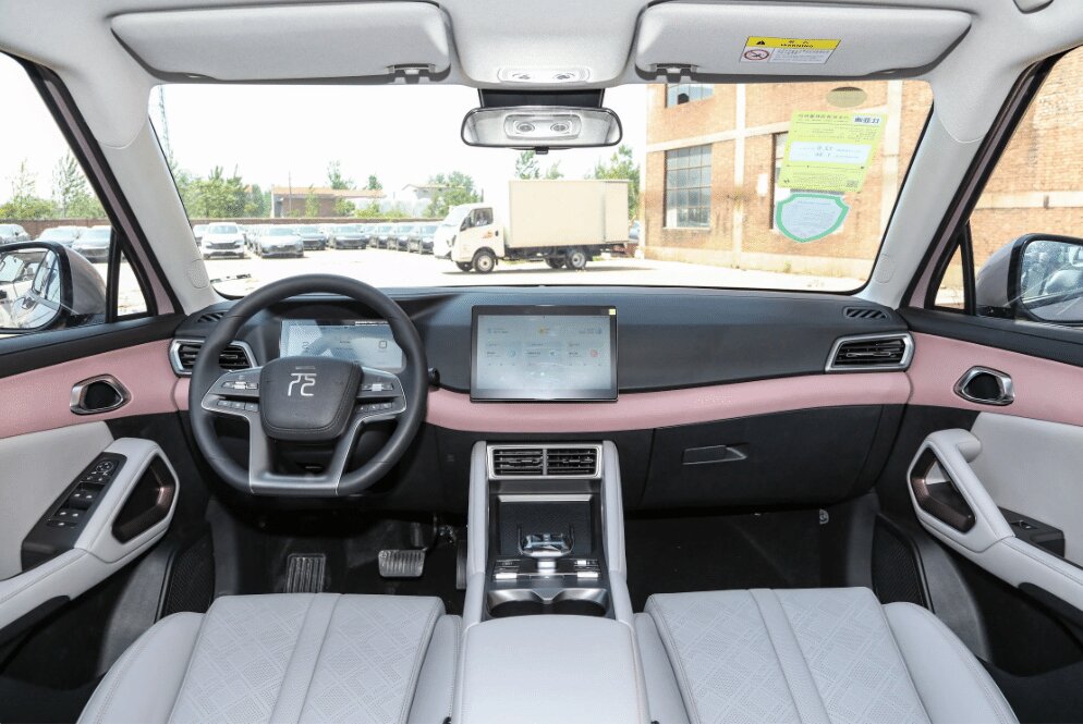 با پول پژو ۲۰۷، سوار این شاسیبلند پرآپشن و برقی چینی شوید /عکس