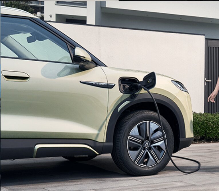 با پول پژو ۲۰۷، سوار این شاسیبلند پرآپشن و برقی چینی شوید /عکس