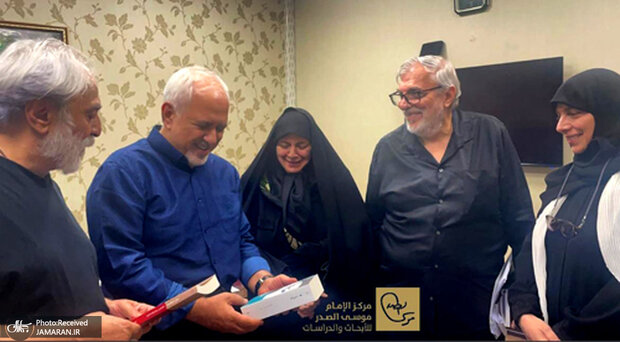 هدیه خانواده امام موسی صدر به ظریف/ رئیس شورای راهبری چه هدیه ای داد؟+ عکس