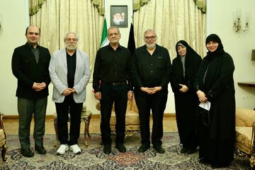 عکسی از دیدار خانواده امام موسی صدر با مسعود پزشکیان +جزئیات عکسی از دیدار خانواده امام موسی صدر با مسعود پزشکیان +جزئیات