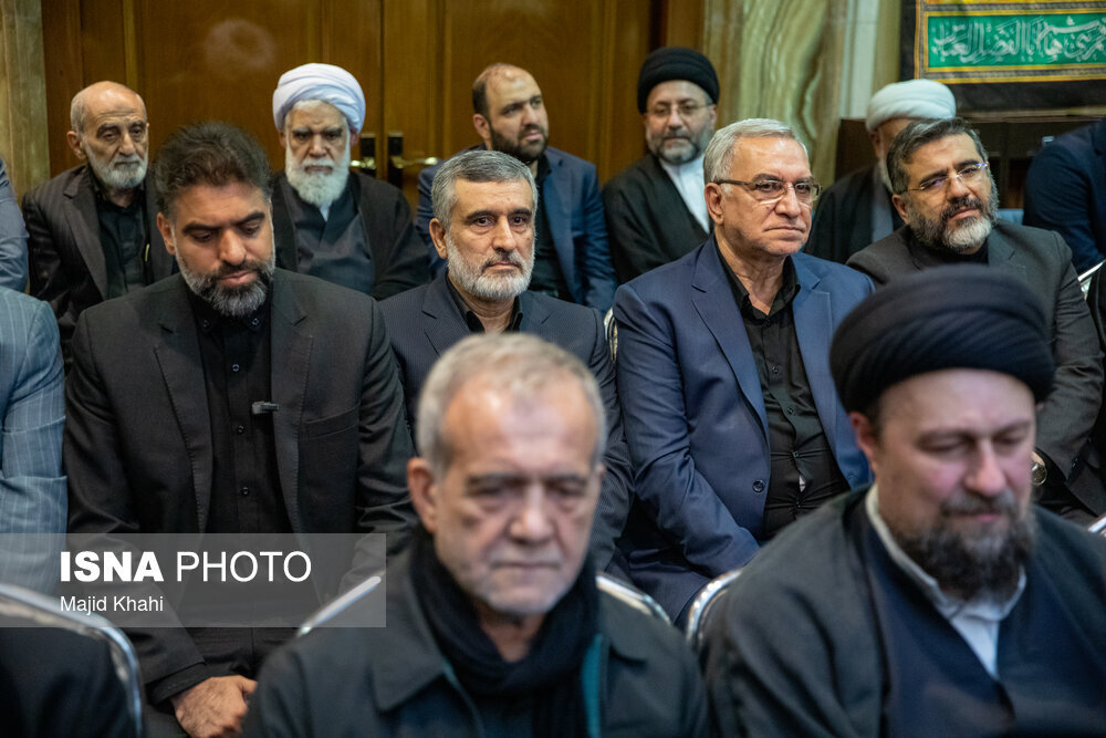 تصویری از حاتمیکیا و مشاور قالیباف کنار یکدیگر/ حاجیزاده و احمدیان؛ دو سردار با لباس شخصی به ختم رفتند