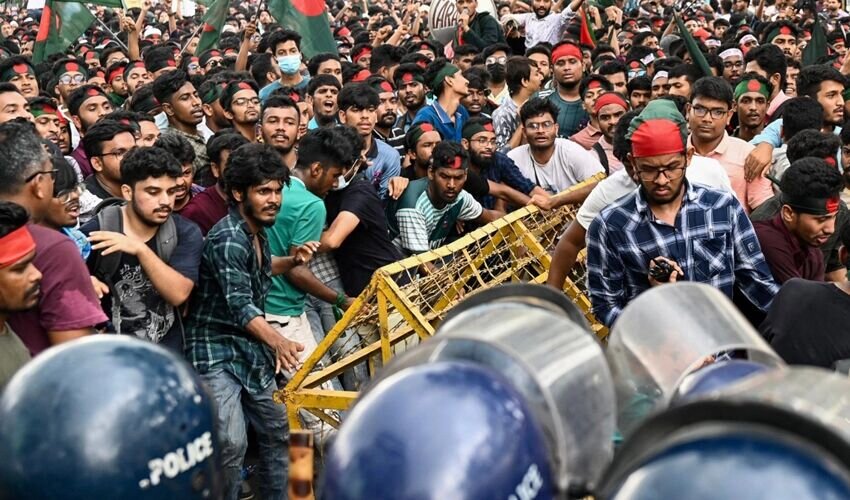 ببینید | لحظه ورود معترضان به مقر شیخ حسینه نخست وزیر بنگلادش در شهر داکا