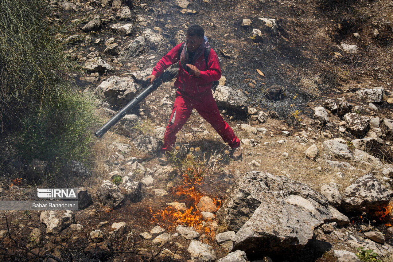 ببینید | تصاویر تازه از آتش‌سوزی در کوه‌های جنوب خرم‌آباد