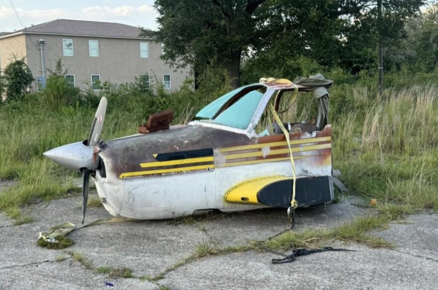 هواپیمای اسقاطی مرموز کنار یک جاده