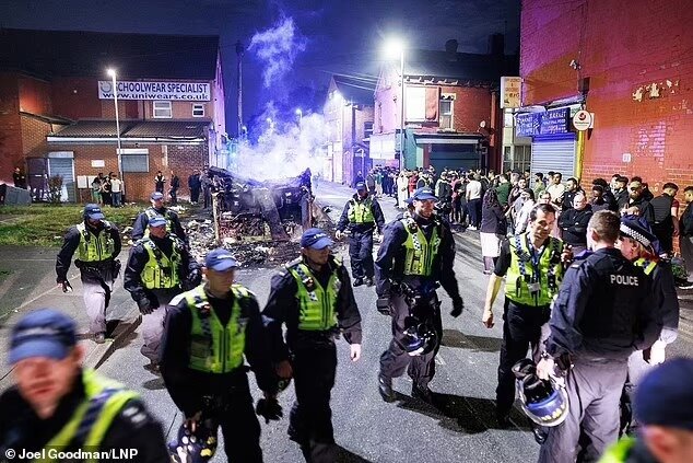 ببینید | تصاویر باورنکردنی از شورش مهاجران در انگلیس
