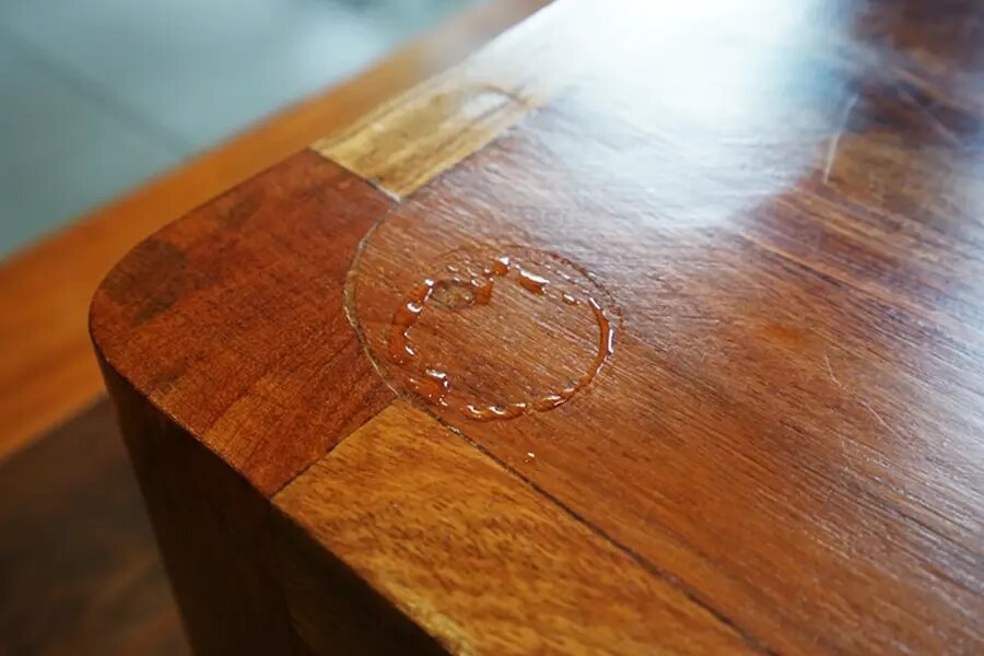 ببینید | تکنیک شگفت‌انگیز اما ساده برای از بین بردن جای لیوان روی میز چوبی!