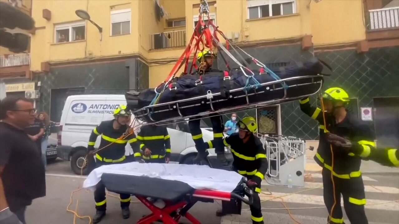 آتشنشانان این مرد ۳۰۰ کیلویی را با جرثقیل از آپارتمانش خارج کردند/ عکس