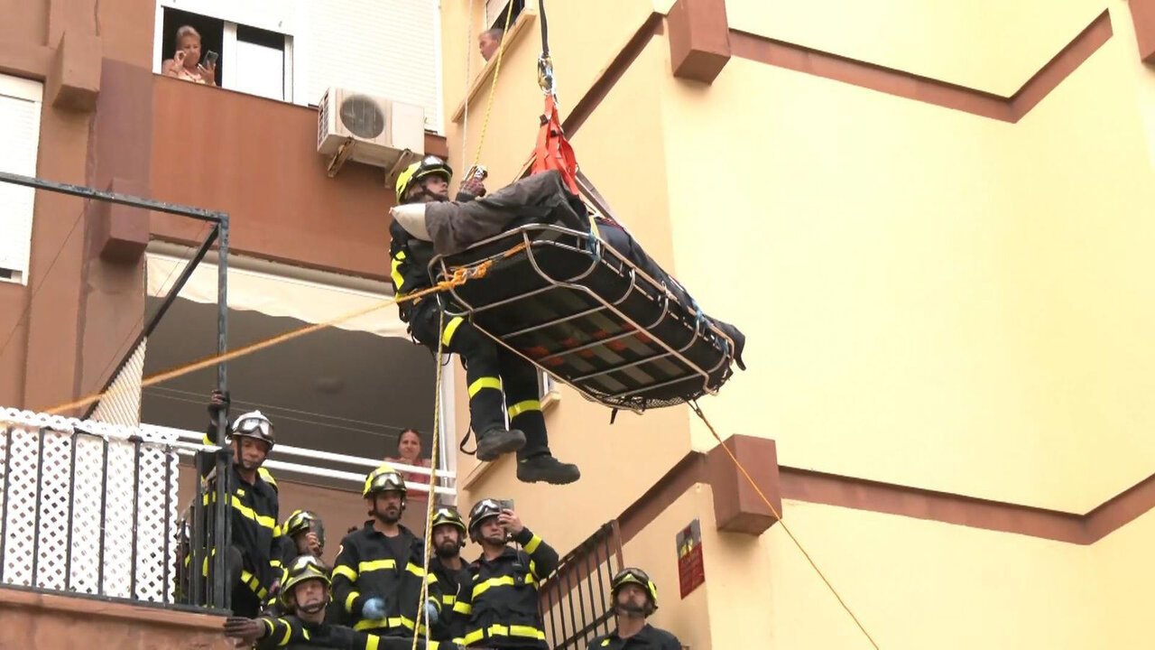 آتش‌نشانان این مرد ۳۰۰ کیلویی را با جرثقیل از آپارتمانش خارج کردند/ عکس