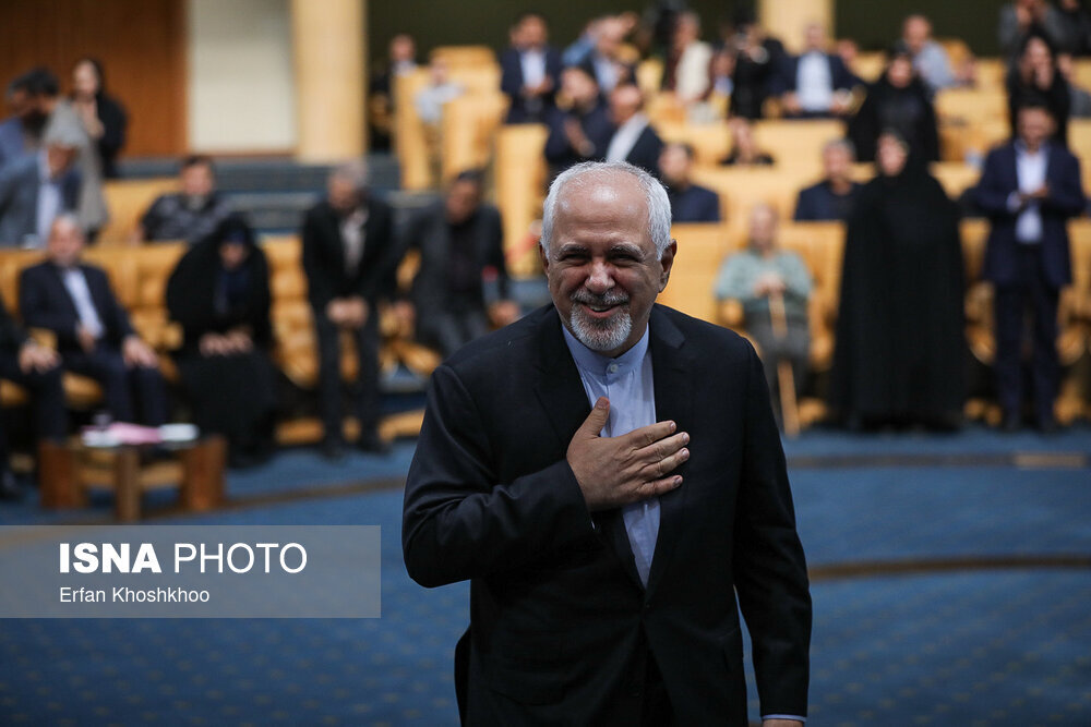 تصاویری خاص از پزشکیان و ظریف در یک همایش