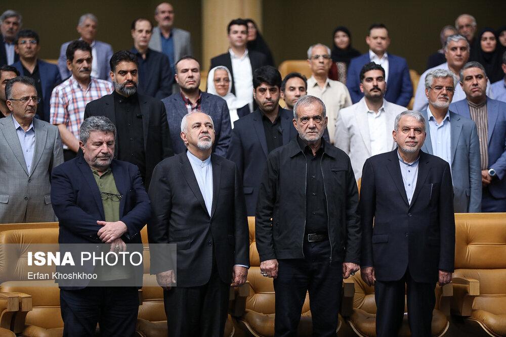تصاویری خاص از پزشکیان و ظریف در یک همایش