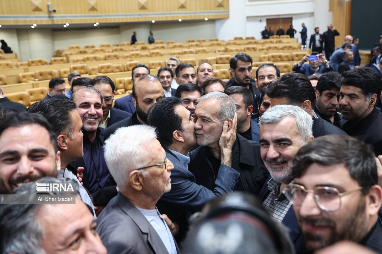 تصاویری خاص از پزشکیان و ظریف در یک همایش