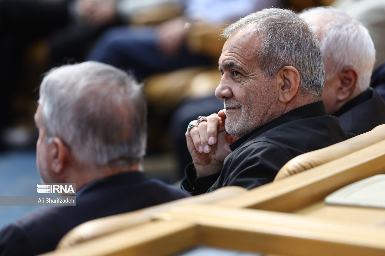 تصاویری خاص از پزشکیان و ظریف در یک همایش