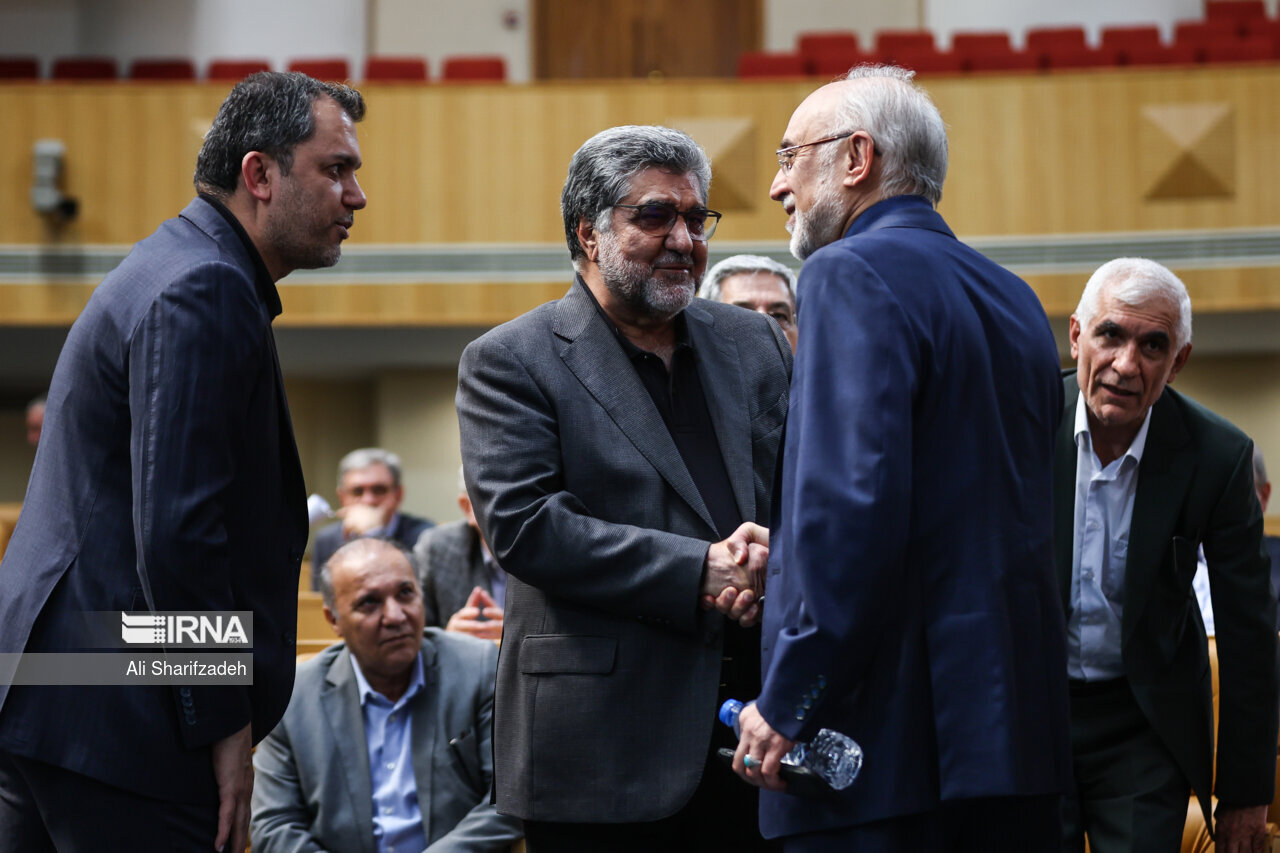 تصاویری خاص از پزشکیان و ظریف در یک همایش