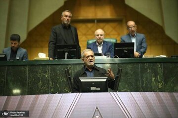 عکس | جنجال آیفون در مجلس؛ سلفی نمایندگان با پزشکیان با گوشی اپل آمریکایی!