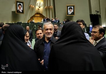 ۳ عکس از واکنش پزشکیان به تبریک گفتن نمایندگان زن مجلس به او ۳ عکس از واکنش پزشکیان به تبریک گفتن نمایندگان زن مجلس به او