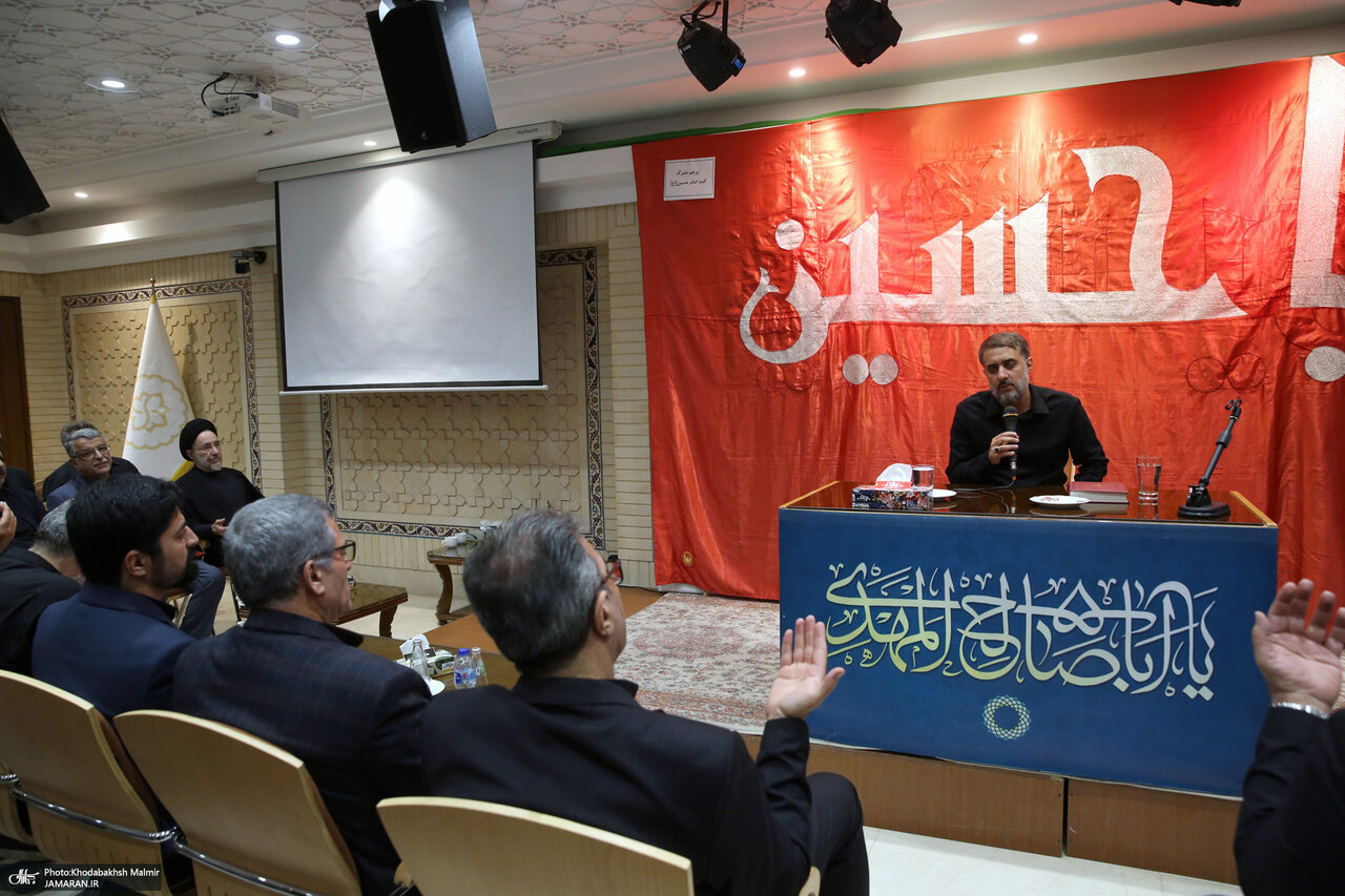 حمله به آقای مداح بعد از مرثیه خوانی در مراسمی با حضور سیدمحمد خاتمی /پویانفر: همهمشکی پوش یک نفر هستیم