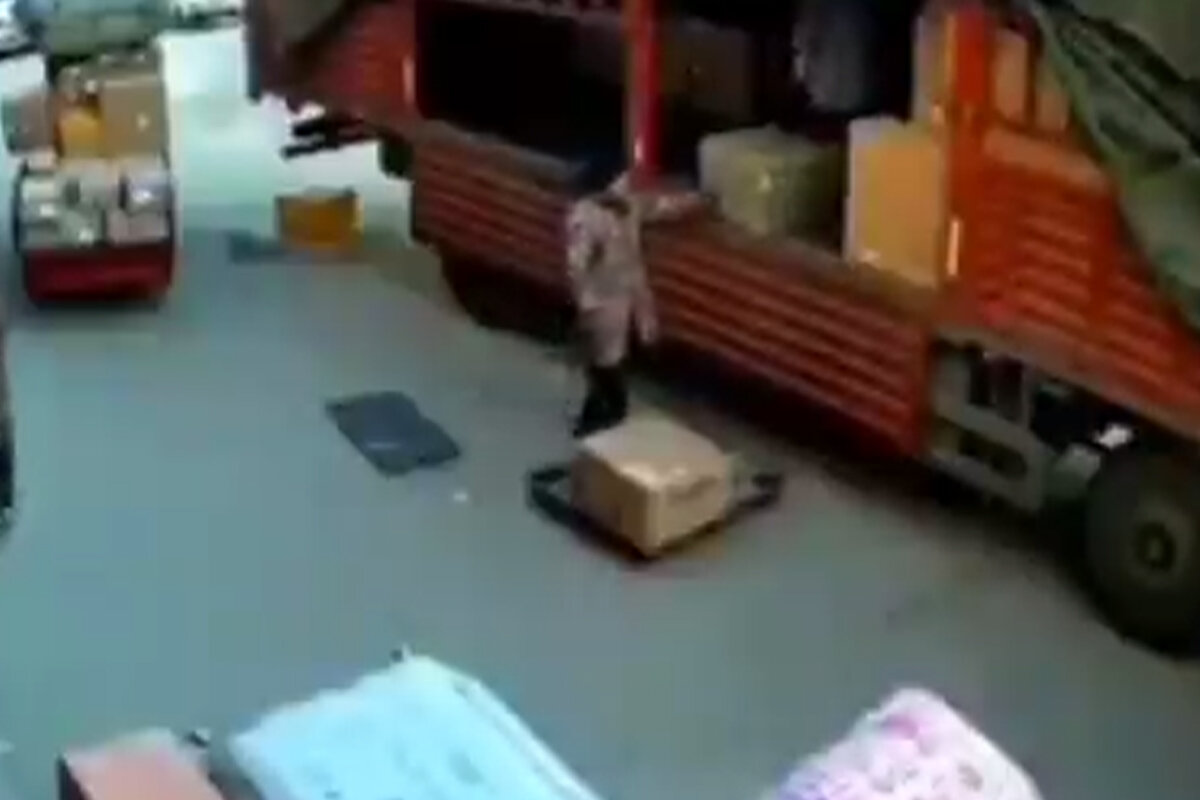 ببینید | لحظه دلخراش مرگ یک کارگر در پی انفجار ناگهانی یک جعبه هنگام تخلیه بار!