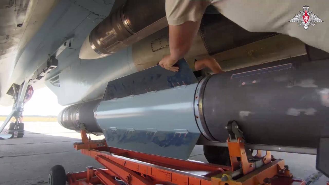 عکسی از سوخو ـ ۳۵ روسیه با موشکهای هوا به هوا