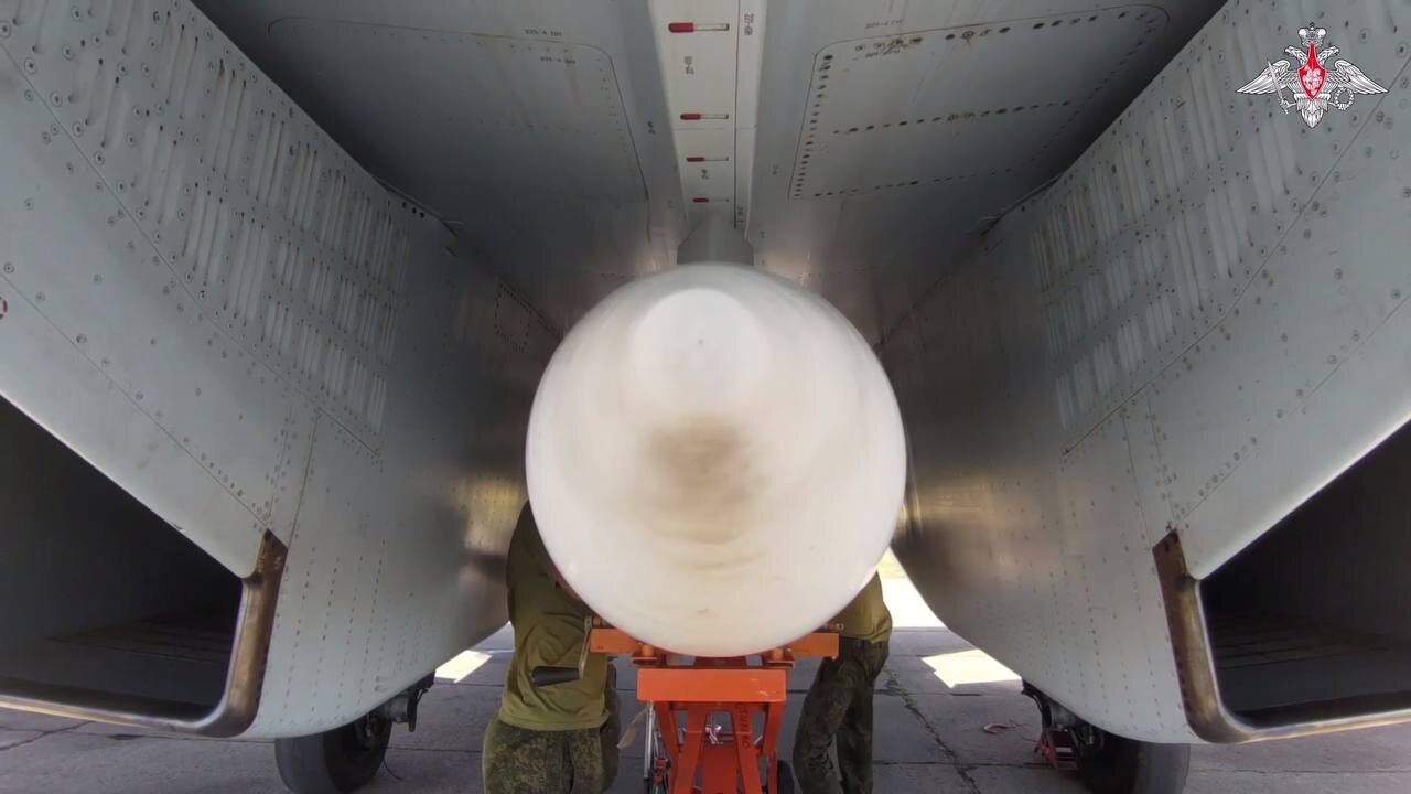 عکسی از سوخو ـ ۳۵ روسیه با موشکهای هوا به هوا