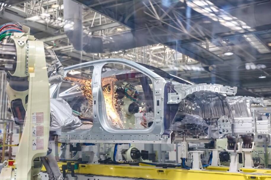 این خودروی چینی همزمان یک وانت و یک شاسیبلند است! / چینیها به دنیای خودروهای تبدیلشونده وارد شدند /عکس