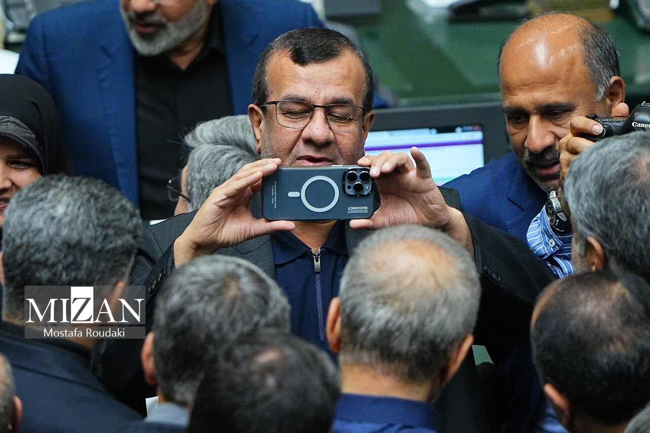 تصاویر دیدنی از واکنش نمایندگان حامی سعید جلیلی به حضور ناگهانی پزشکیان در صحن مجلس /بازار داغ عکس با رئیس جمهور منتخب