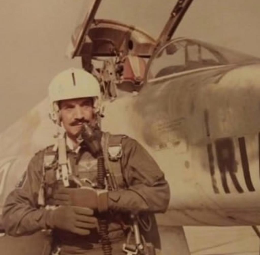عکس | فوری؛ سعید راد درگذشت / تصویری قدیمی از بازیگر فید در لباس خلبانی کنار جنگنده