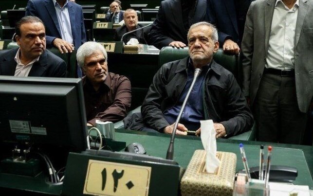 آخرین جلوس مسعود پزشکیان بر کرسی شماره ۱۲۰/ نمایندگان یاد معجزه هزاره سوم بیفتند که با سیدیهای خالی بودجه تحقیرشان میکرد