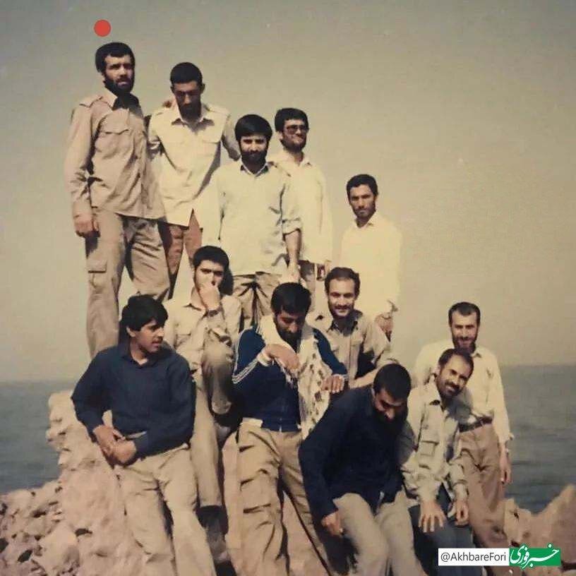 عکس | قاب قدیمی از پزشکیان و اعضای انجمن اسلامی دانشگاه تبریز