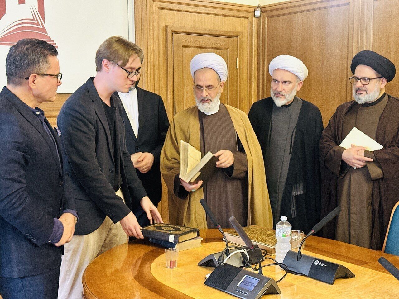 عکسی از مدیر حوزه های علمیه ایران در کنار یک مقام روسی /ماجرا چه بود؟