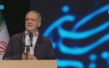 پزشکیان: خیلی‌ها گله می‌کنند که گم شده‌ای و جواب نمی‌دهی ولی من الان شب و روز ندارم/ خودم را به شما و حرف‌هایی که زده‌ام متعهد می‌دانم