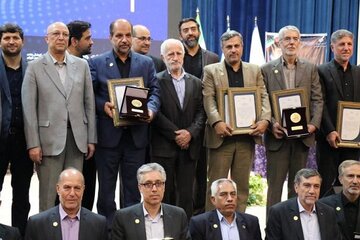«نشان سرو» بر سینه رئیس دانشگاه بین‌المللی امام‌خمینی(ره) نشست