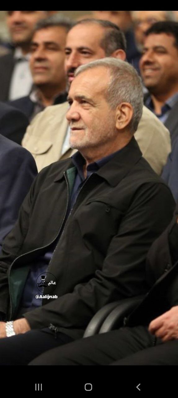 عکس | ماجرای تغییر رنگ لباس پزشکیان؛ یک کاپشن با دو رو و دو رنگ!