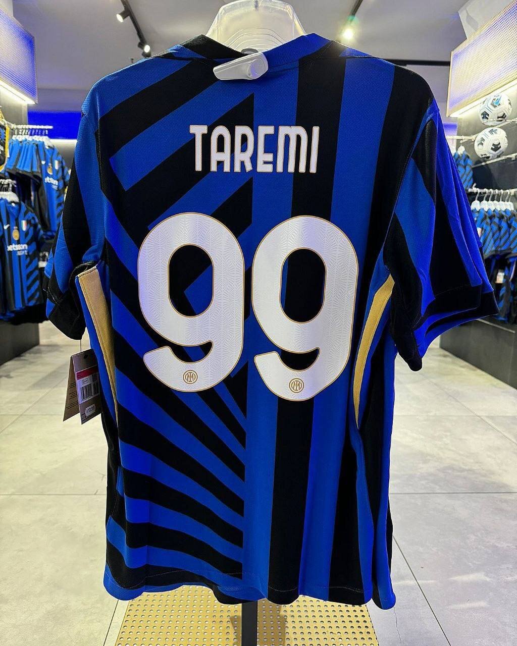 عکس | پیراهن طارمی در فروشگاه اینتر؛ رونمایی از شماره ستاره ایرانی