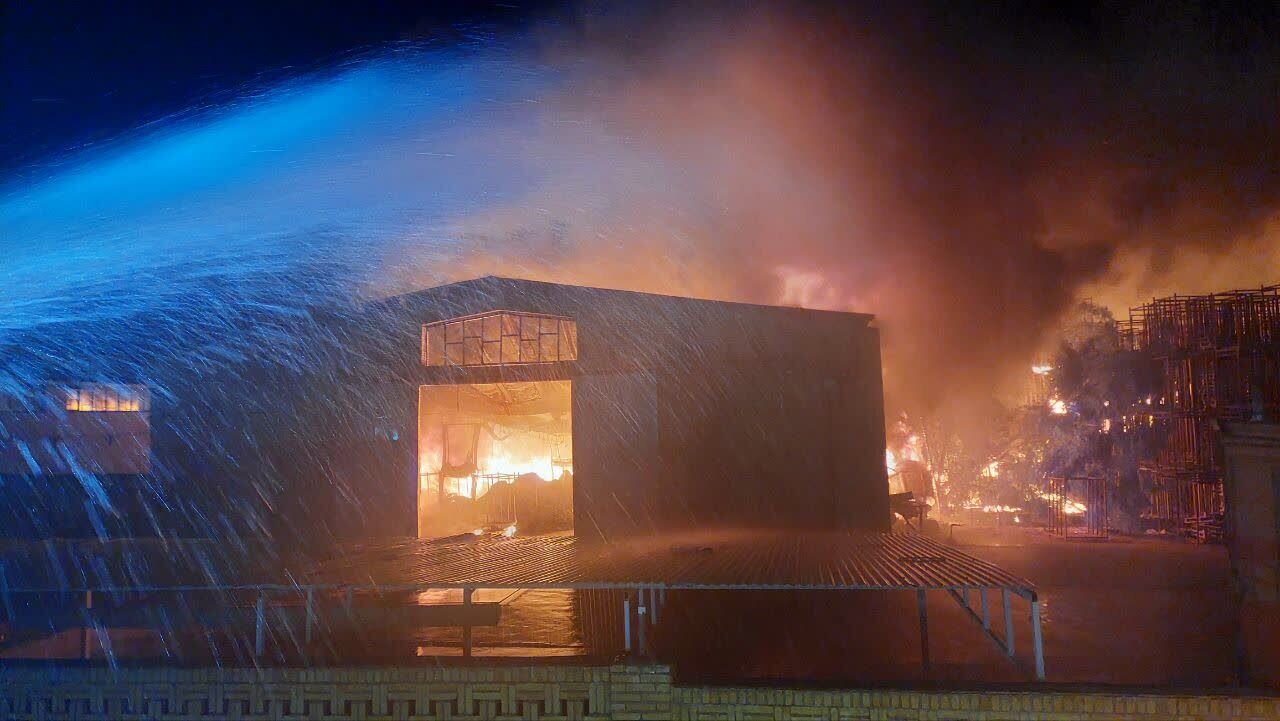 ببینید | تصاویر تازه از آتش‌سوزی شدید در کارخانه قیام نخ!