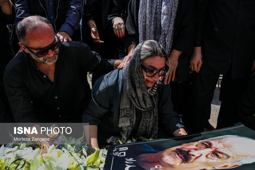 عکس | گریه سوزناک محمود خوردبین و دختر سعید راد در مراسم تشییع