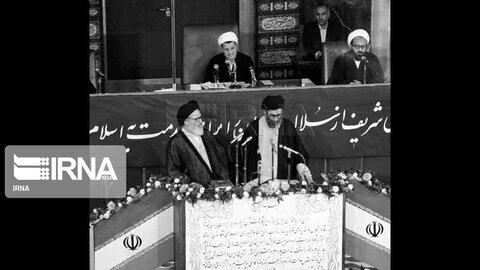 عکس دیدنی از مراسم سوگند خوردن آیت الله خامنه ای و آیت الله هاشمی /ماجرای حضور محمد یزدی و موسوی اردبیلی چیست؟