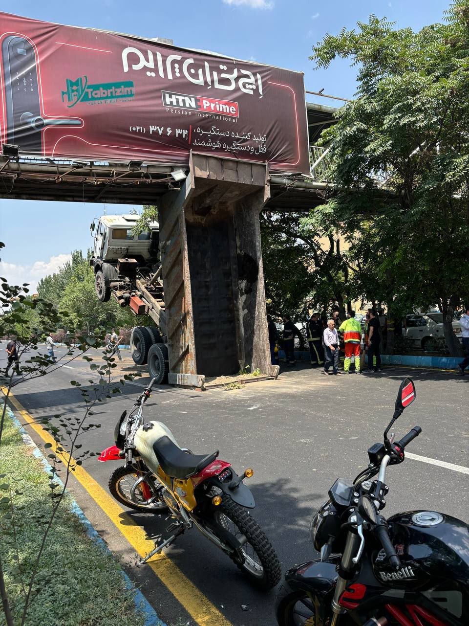 تصویر باورنکردنی از یک کمپرسی که عمودی شد!