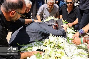 عکس | گریه‌های تلخ دختر سعید راد روی تابوت پدرش!