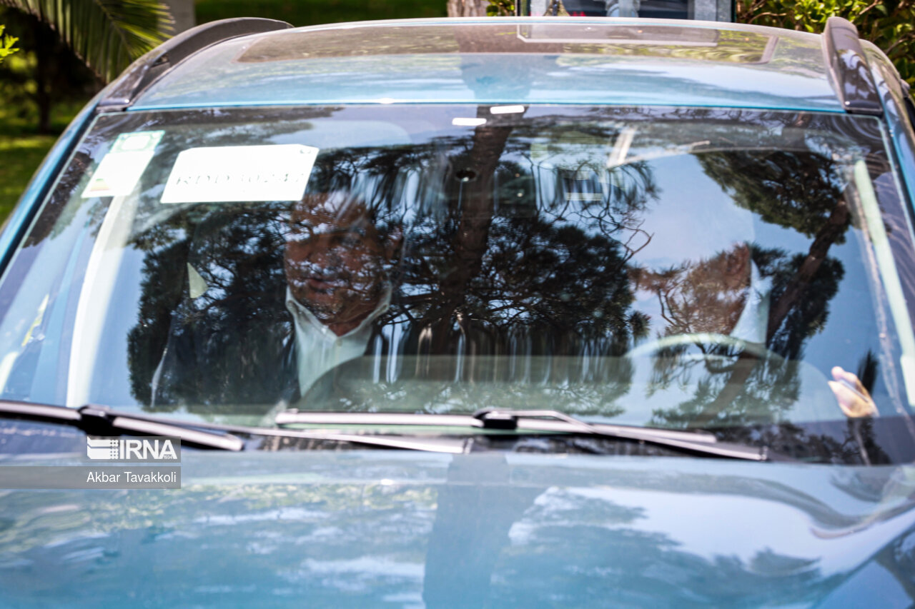 عکسی از مخبر و وزیر صمت سوار بر یک ماشین جدید