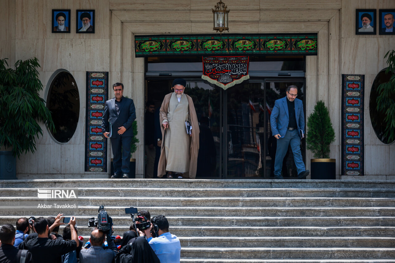 وزیر اطلاعات، در آخرین جلسه عصا به دست گرفت +عکس