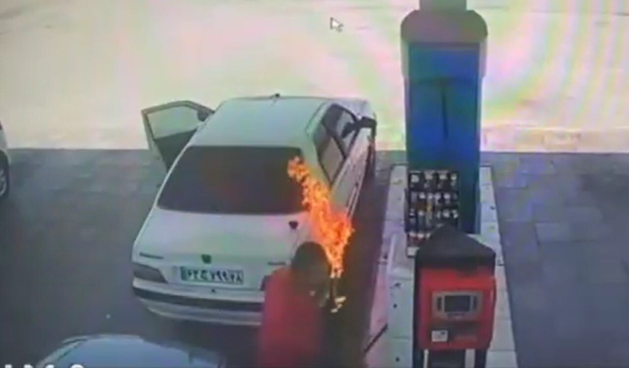 ببینید | لحظه آتش گرفتن پژو پارس در پمپ بنزین در بوشهر به خاطر زنگ خوردن تلفن همراه راننده!