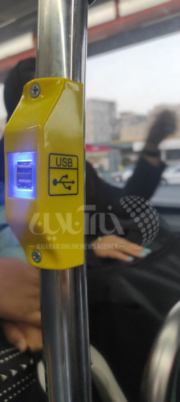 عکس | امکان ویژه در اتوبوس BRT در تهران؛ شارژ تلفن همراه با USB